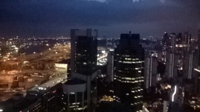 Besuch in Singapur auf der Suche nach dem Daumenring im traditionellen asiatischen Bogenschießen