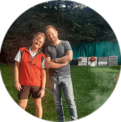 Gemeinschaft bei der Fortbildung Outdoor Küche & Bogenschießen